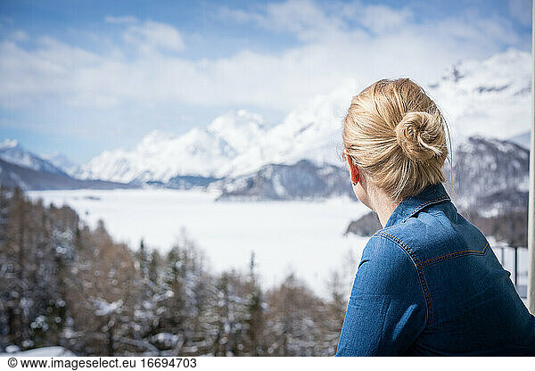 Junge Frauen genießen die herrliche Aussicht auf schneebedeckte Berge