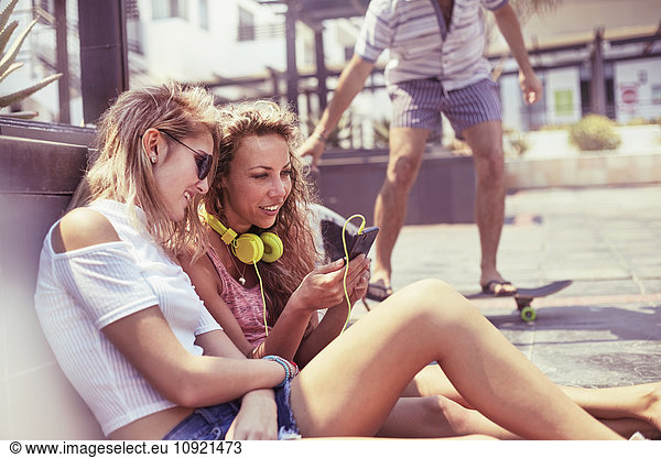 Junge Frauen mit Kopfhörer und MP3-Player