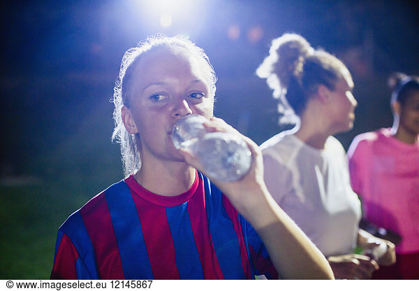 Junge Fußballspielerin beim Trinken aus der Wasserflasche