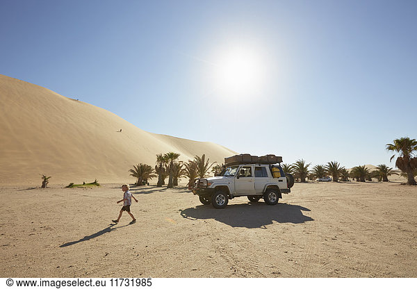 Junge geht auf Sand, Düne 7, Namib-Naukluft-Nationalpark, Afrika