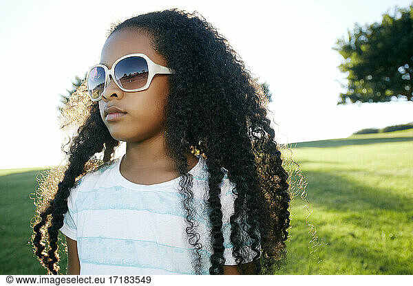 Junge gemischte Rasse Mädchen trägt Sonnenbrille