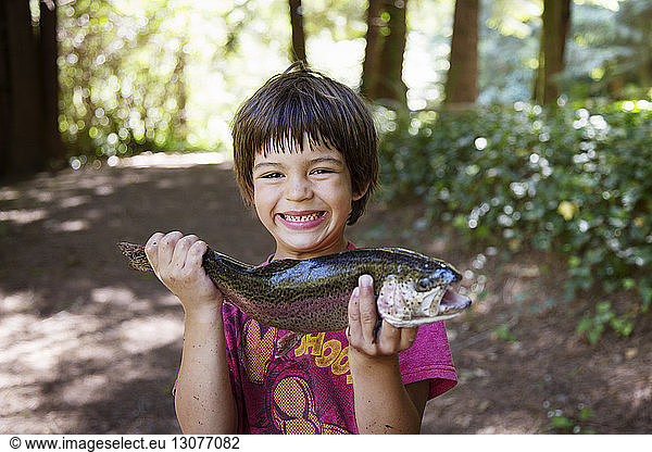 Junge hält Fisch