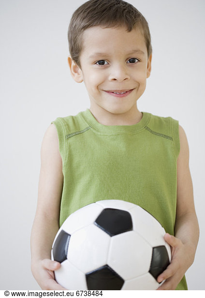 Junge hält Soccer ball