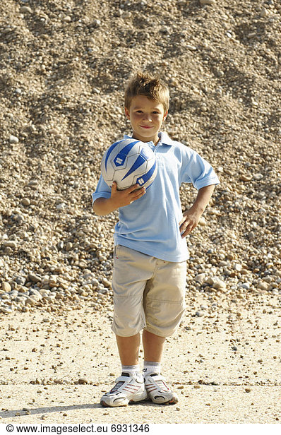 Junge hält Soccer Ball