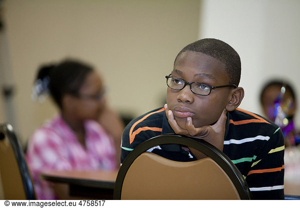 Junge hört dem Lehrer zu  im Summer Literacy Camp  einem Ferien-Lesekurs  der vom amerikanischen Lehrerverband in Detroit organisiert wird  Michigan  USA