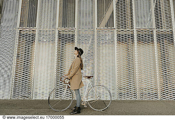 Junge Hipster-Frau mit Fahrrad