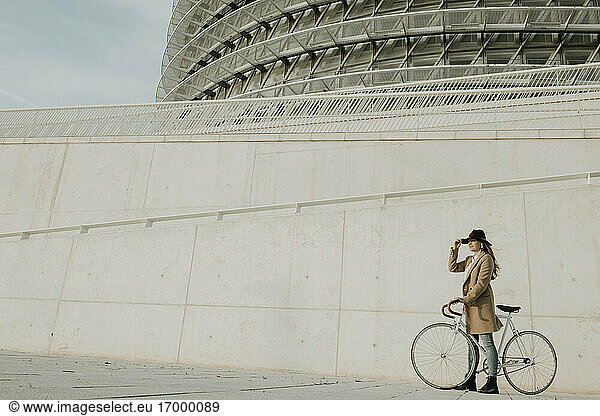 Junge Hipster-Frau mit Fahrrad