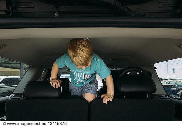 Junge im Auto