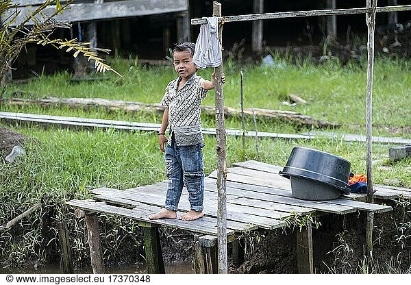 Junge im Dschungeldorf  Tanjung Puting National Park  Zentral-Kalimantan  Borneo  Indonesien  Asien