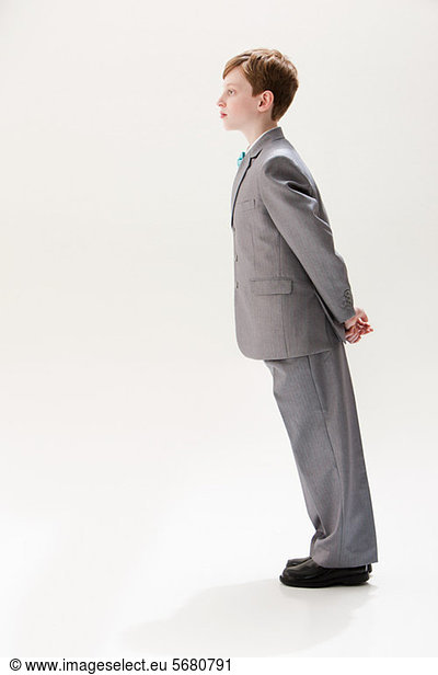 Junge im grauen Anzug  Studioaufnahme