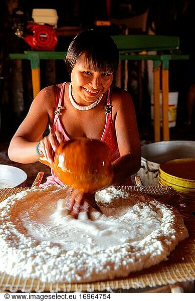 Junge indianische Frau  die auf traditionelle Weise Maniokmehl zu einem Teig verarbeitet  Mato Grosso  Brasilien  Südamerika.