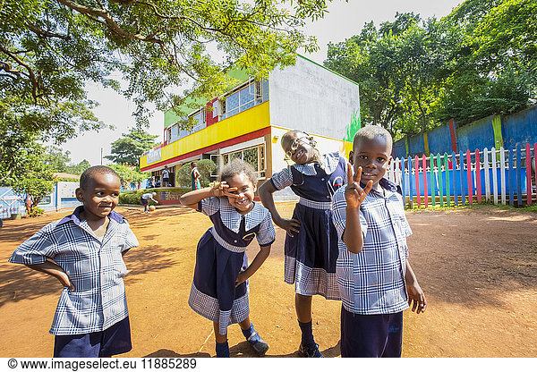 Junge Kinder der Treasures Christian Preschool posieren für die Kamera; Kampala  Uganda'.