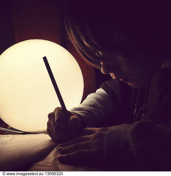 Junge lernt in der Dunkelkammer