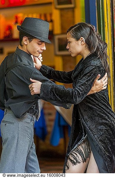 Junge Leute aus einer Tangoschule tanzen den Tango in einem Straßenrestaurant in La Boca  einem Viertel von Buenos Aires  das eine wichtige Touristenattraktion in Buenos Aires  Argentinien  ist. MODELL FREIGEGEBEN (SONIA 20101012-1  LUCAS 20101012-2).