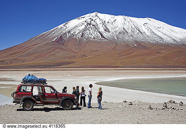Junge Leute mit Geländewagen  Laguna Verde  Bolivien an der Grenze zu Chile  Südamerika
