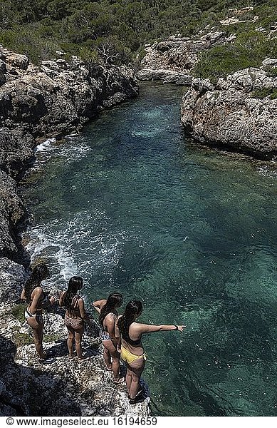 Junge Leute springen ins Wasser  Cala Beltran  Llucmajor  Mallorca  Balearen  Spanien.