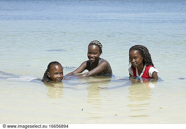 Junge Mädchen am Strand von Baie Ternay im Baie Ternay Marine National Park an der Westküste der Insel Mah? auf den Seychellen.
