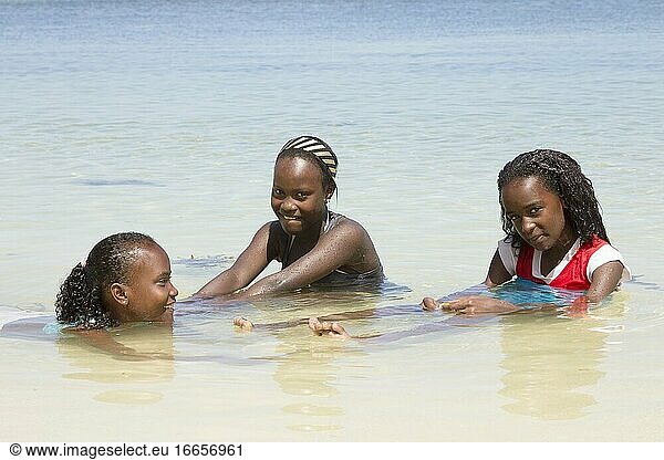 Junge Mädchen am Strand von Baie Ternay im Baie Ternay Marine National Park an der Westküste der Insel Mah? auf den Seychellen.