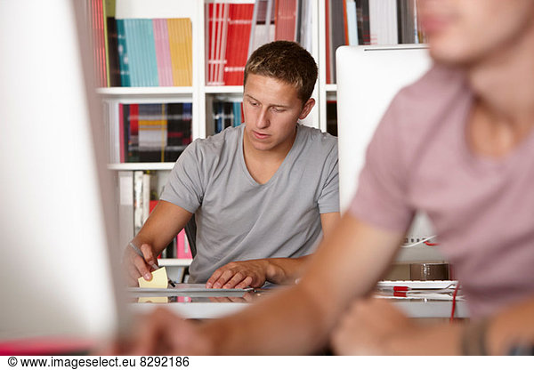 Junge Männer bei der Arbeit  Fokus auf den Hintergrund