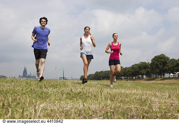 Junge Männer und Frauen beim Joggen.