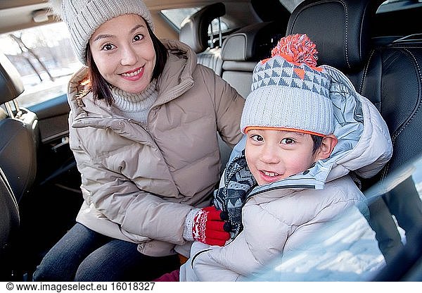 Junge Mütter und Kinder saßen im Auto