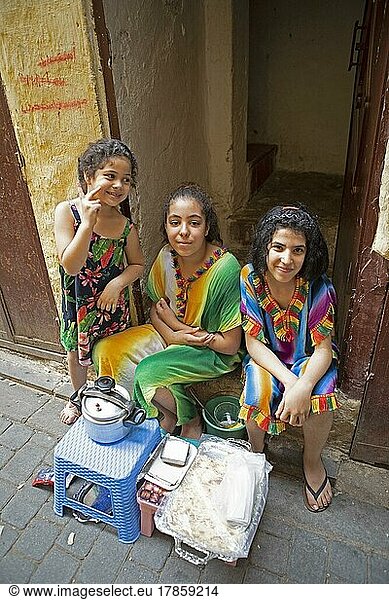 Junge marokkanische Kaffee- und Kuchenverkäuferinnen in der Altstadt  Fes oder Fez  Marokko  Afrika