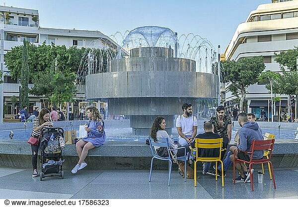 Junge Menschen  Brunnen  Dizengoff Square  Tel Aviv  Israel  Asien