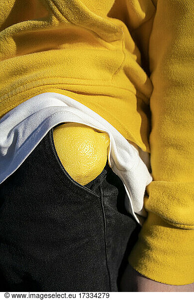 Junge mit Zitrone in der Tasche