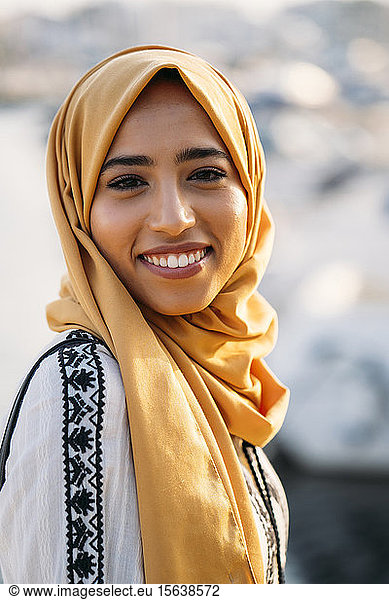 Junge muslimische Frau mit Hidschab