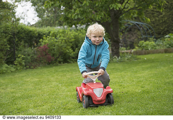 Junge - Person Auto klein Spielzeug Garten blond spielen