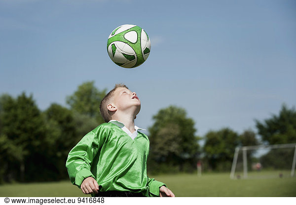 Junge - Person üben Fußball jung Ball Spielzeug Football