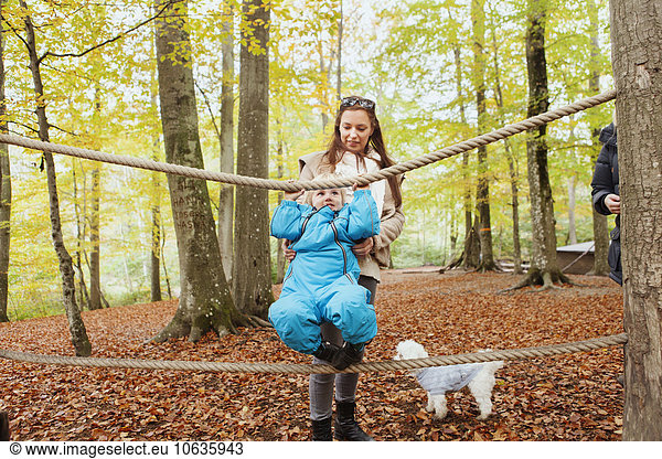 Junge - Person Hilfe Seil Tau Strick balancieren Wald Mutter - Mensch