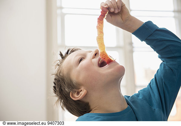 Junge - Person lang langes langer lange Schale Apfel essen essend isst