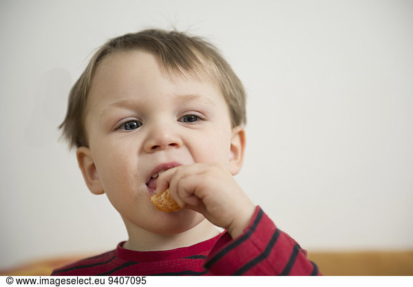 Junge - Person Mandarine essen essend isst