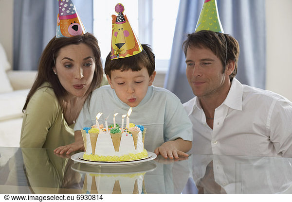 Junge - Person  Menschliche Eltern  Geburtstag  Kerze  Kerzen ausblasen