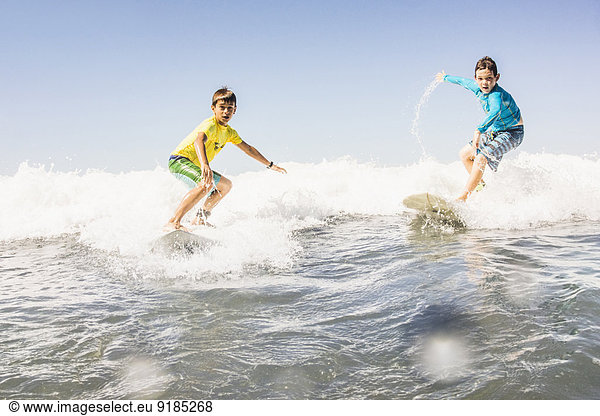Junge - Person Ozean Wellenreiten surfen
