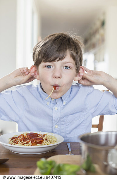 Junge - Person Spaghetti essen essend isst