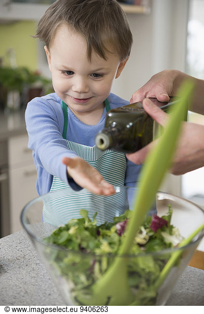 Junge - Person Vorbereitung Hilfe Salat Close-up Mutter - Mensch