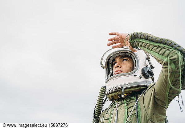 Junge Raumfahrer schauen in die Ferne  salutieren