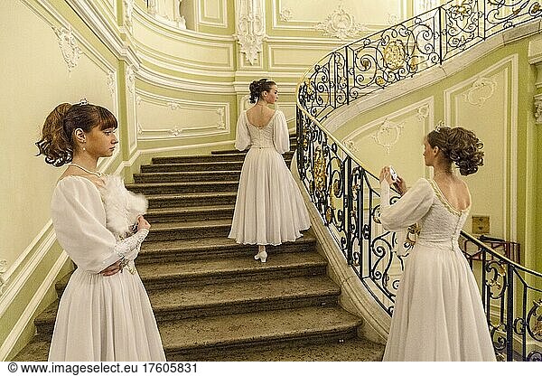 Junge schöne Frauen in traditioneller Kleidung während einer Zeremonie im Beloselsky Belozersky Palast am Nevski Prospekt  St. Petersburg  Russland  Osteuropa  Europa