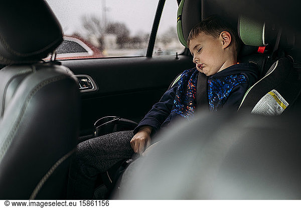 Junge schläft im Autositz im Auto an einem Wolkentag in Kyle  Texas