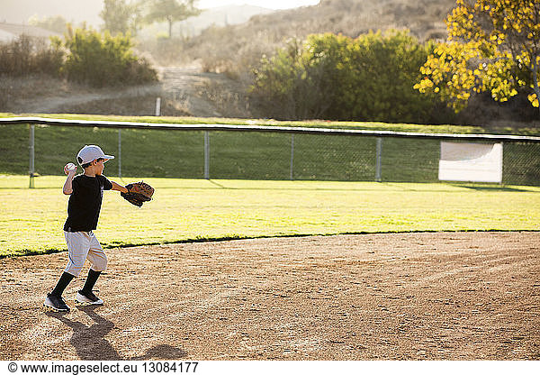 Junge spielt Baseball auf dem Spielplatz