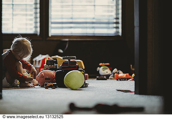 Junge spielt zu Hause mit Spielzeug
