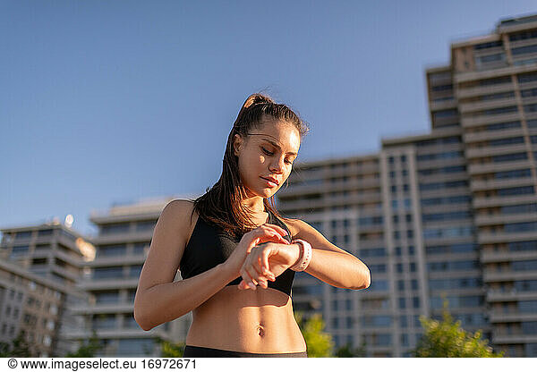 Junge sportliche Frau mit Smartwatch
