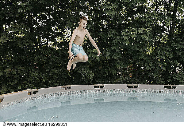 Junge springt ins Schwimmbad
