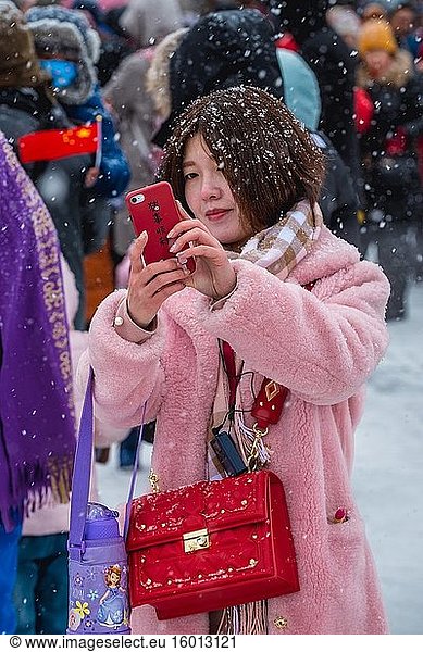 Junge Touristin in der Verbotenen Stadt - einem Palastkomplex im Zentrum von Peking  China.