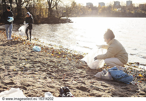 Junge Umweltschützerin sammelt Mikroplastik am See
