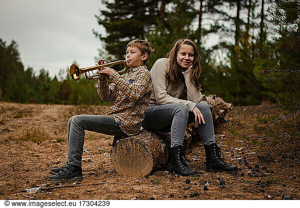 Junge und Mädchen  Bruder und Schwester  Teenager spielen Trompete und Bratsche