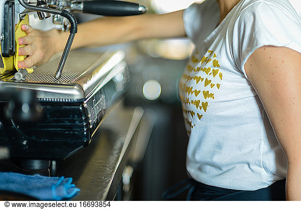 Junge weibliche Barista Reinigung Espresso italienische Kaffeemaschine  se