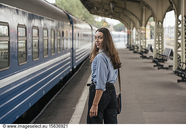 Junge weibliche Reisende am Bahnhof